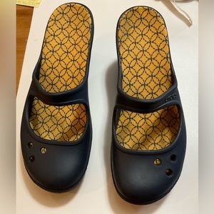 Crocs woman’s size 8 navy blue slip on/slide on wedges